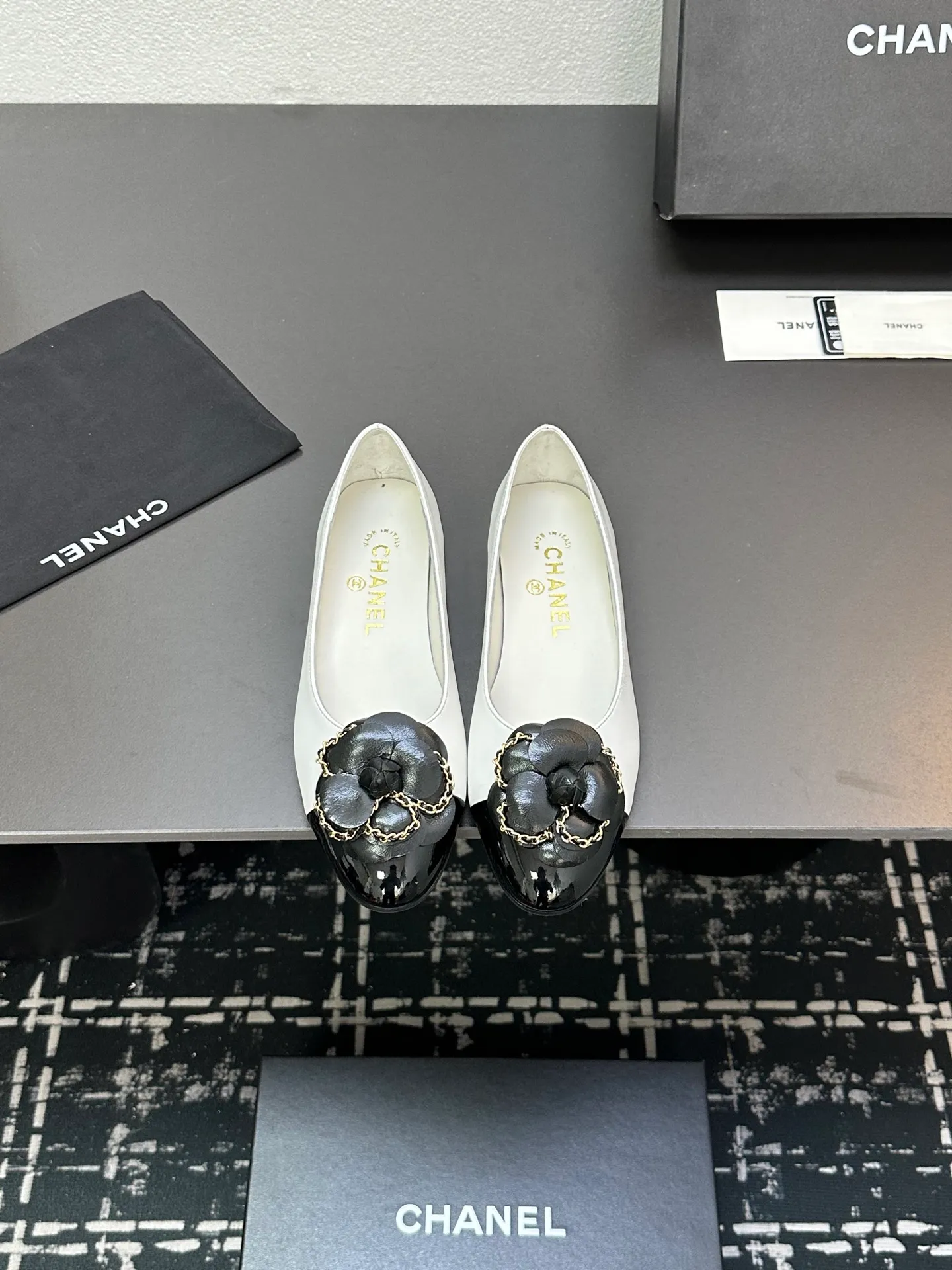 👟👟Ex-factory price 600👟👟 CHANEL｜Chanel Chanel 25C early spring new product Camellia series flat shoes This season’s Camellia series is really beautiful😍 Grandma Xiang’s family has always had the elegant and ladylike temperament, full of high-end sense! It’s very nice on the feet~ Whether worn barefoot or paired with skirts or trousers, it’s very versatile! Incomparably beautiful! Extraordinarily fairy 🧚 Overwhelmingly girly‼ ️ The upper is made of imported lambskin, the lining is made of mixed sheepskin, and the Italian A-grade leather outsole Size: 35-39 (40/41 customized)
